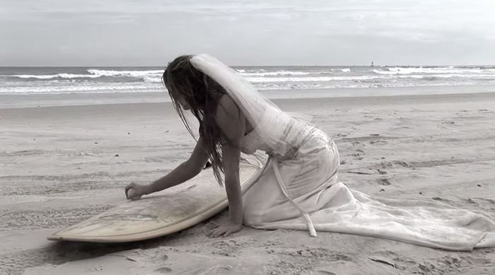 ウエディングドレスを汚す結婚式"Trash the dress"