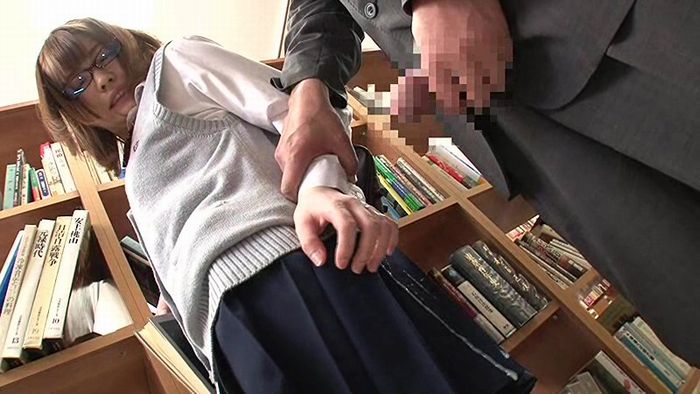 JKの制服スカートに射精する痴漢！図書館で美少女にぶっかける服射