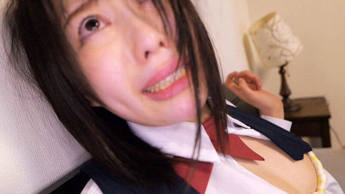 ジャンスカ制服を切り裂く大家族レイプ！紺色生地にハサミが刺さり…