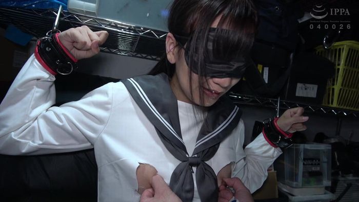 セーラー服の上着を円形に切り裂き、スカートを引きちぎるJKレイプ