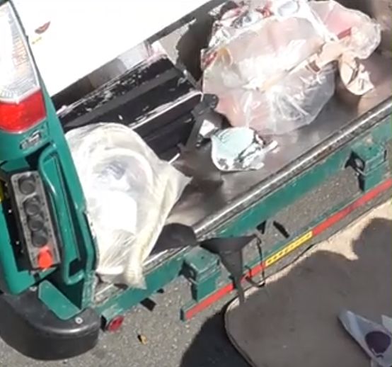 衣類ゴミが燃えないゴミと一緒に潰される！分別されないゴミ収集動画