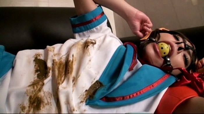 セーラー服もプラグスーツも糞まみれ！コスプレ衣装にウンチ塗り塗り