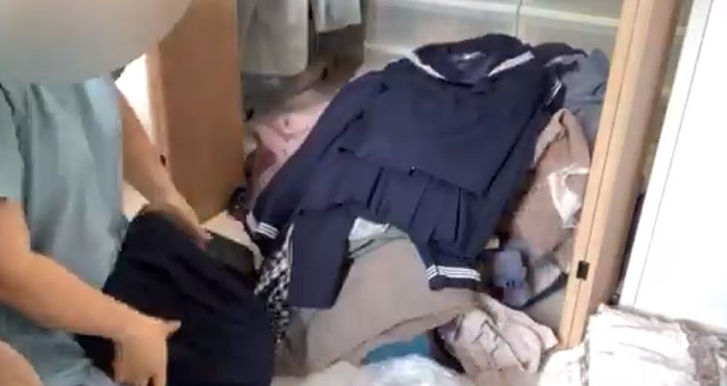 セーラー服をゴミ袋に詰める捨て活！JCの制服も衣類ゴミとして処分