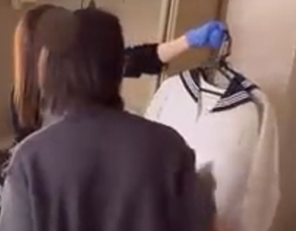 セーラー服をゴミとして処分する捨て活！JKが3年間着た制服の末路