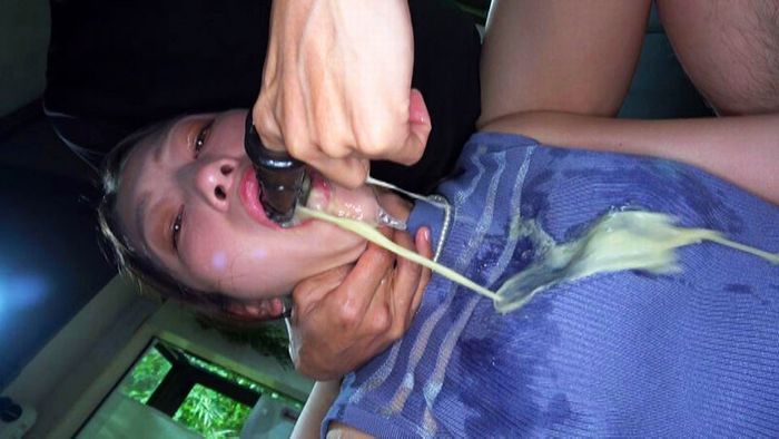 制服も私服もゲロまみれにするドM美女！イラマチオで嘔吐して服汚し