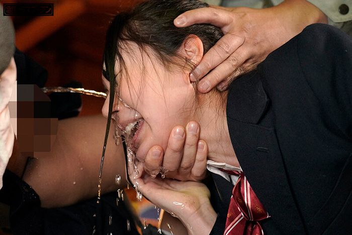 制服ブレザーに小便がぶっかかる！野ションJKが親友の顔に放尿する