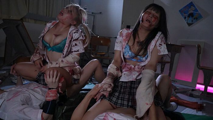 ゾンビJKの制服が血まみれでボロボロ！生ける屍を中出しで退治する