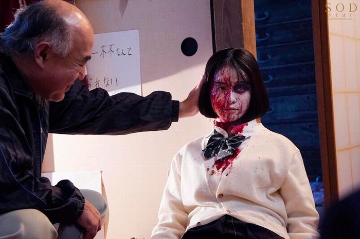 ゾンビJKの制服が血まみれになる！フェラチオでペニスを噛み切り…