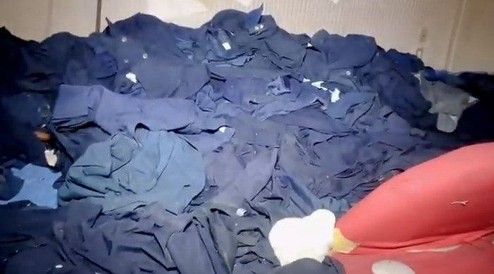 制服が散乱するゴーストタウン！ブレザーやジャンスが放棄された廃墟