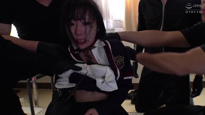 JKレイプで制服を切り裂き破壊！スカートもセーターもボロ布になる