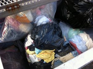 セーラー服をゴミ置き場で発見！JKやJCの制服が詰まった衣類ゴミ