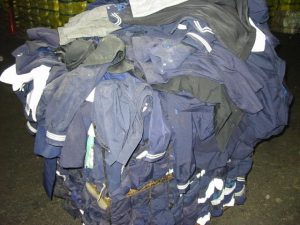 セーラー服をゴミ置き場で発見！JKやJCの制服が詰まった衣類ゴミ